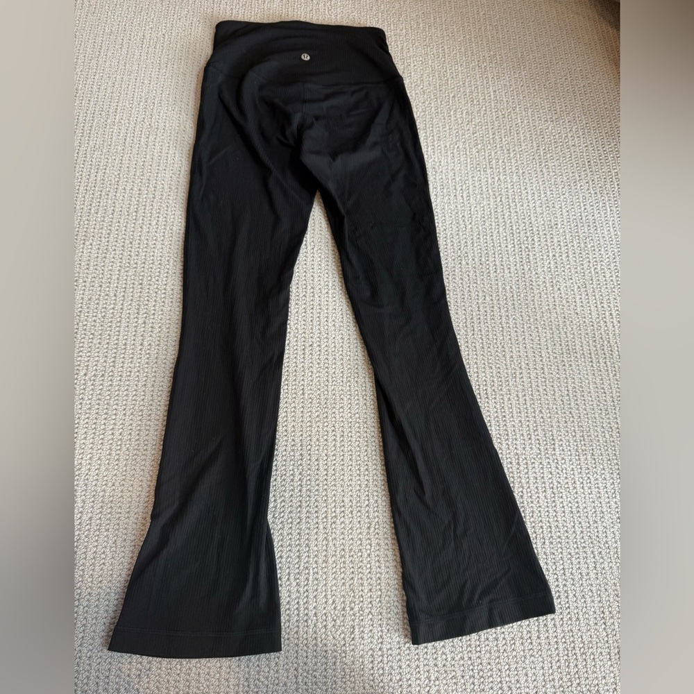 Lululemon high rise ribbed flare  extra  short size 4 pant - Picture 2 of 3